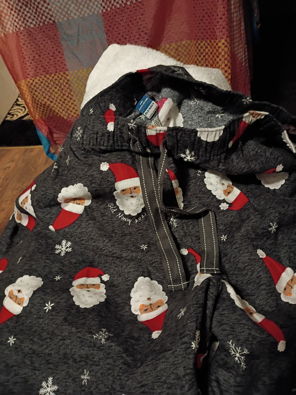 Old Navy Charcoal Gray Men’s Santa Print Pajamas Pants.